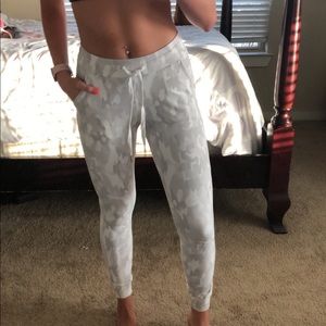 BuffBunny Jasmine Joggers Snow Camo NWT
